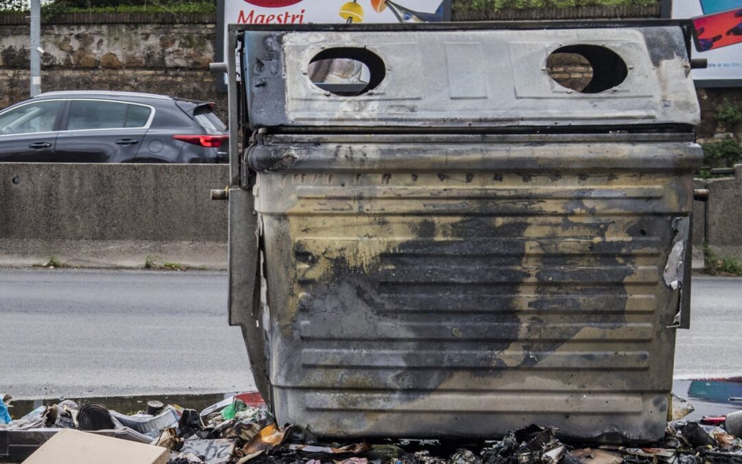 Emergenza rifiuti: cassonetti in fiamme a Roma. Si tratta di atti vandalici che potrebbero ripetersi