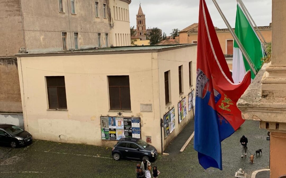 Tivoli, bandiere a mezz’asta e luminarie spente in segno di lutto