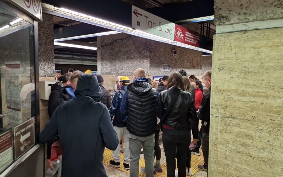 Metro B in tilt: interrotta la linea per un problema elettrico, traffico fermo lungo tutta la linea