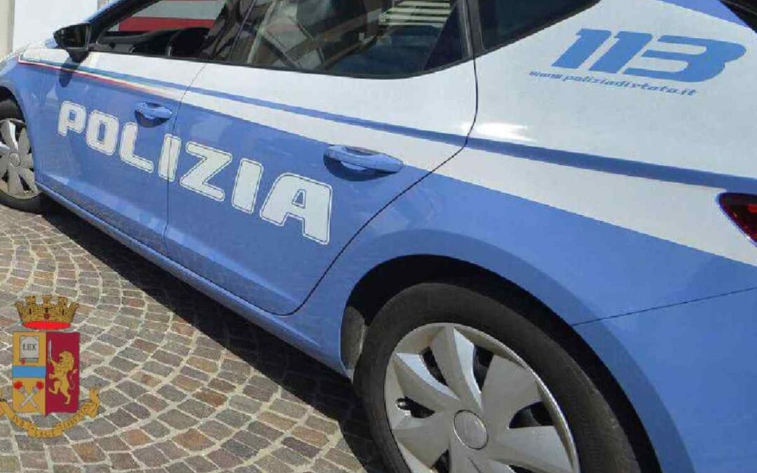 Alla vista dei poliziotti lancia un bilancino di precisione dal finestrino. Arrestato 21enne sorpreso con 87 grammi di cocaina