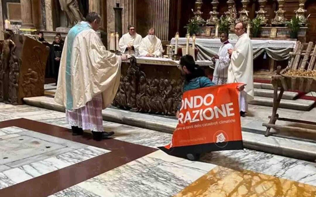 Blitz degli attivisti di Ultima Generazione durante messa al Pantheon. Il sacerdote li fa parlare