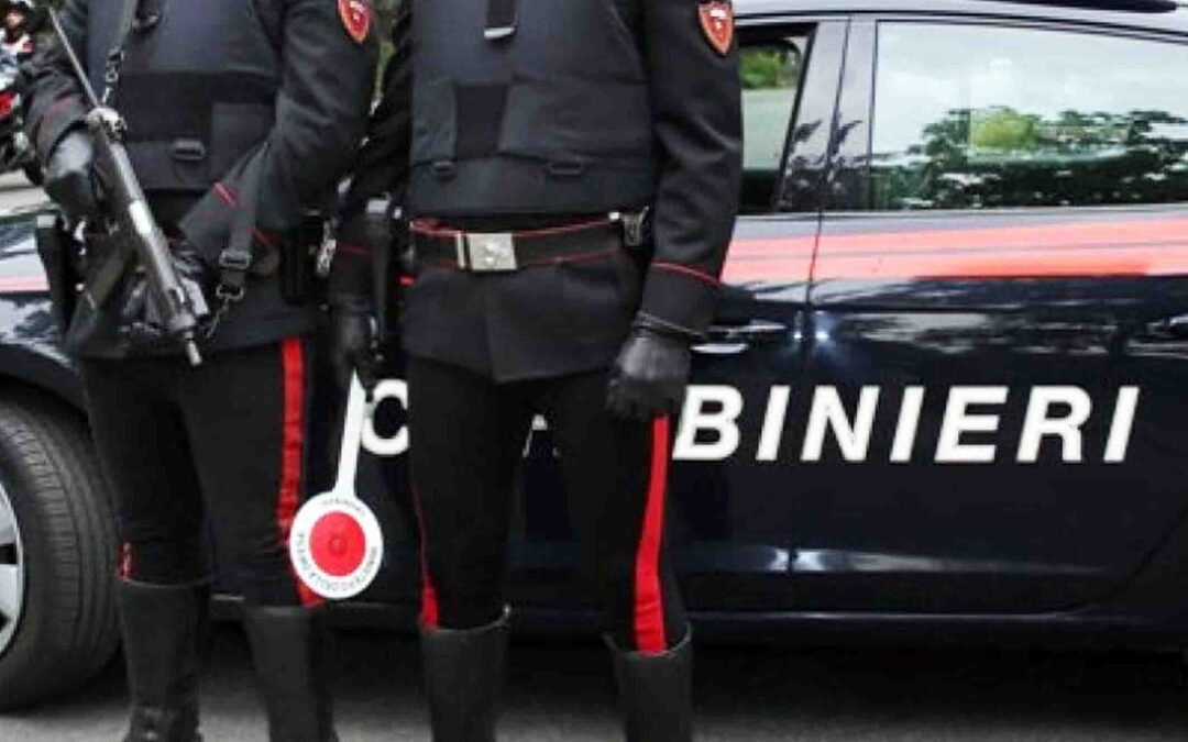 Entra in una parafarmacia e spara con una pistola a salve. Rincorso da due clienti viene picchiato e poi fermato dai Carabinieri 