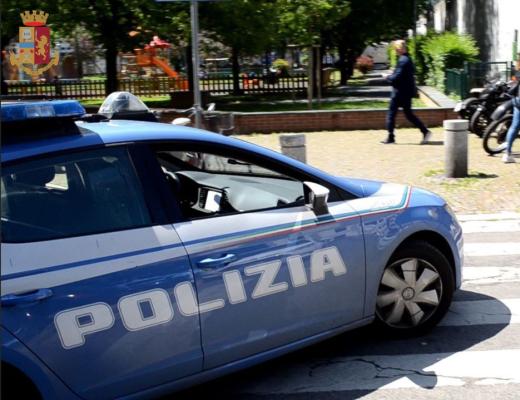 Accoltellato un 40enne nella notte: è caccia agli aggressori