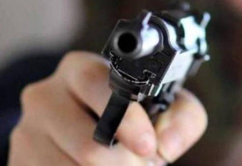 “Aprite Polizia”, finti agenti armati di pistola rapinano una famiglia