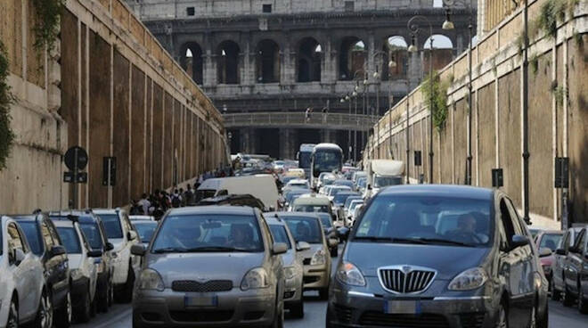 A causa delle festività peggiora la qualità dell’aria, il Comune: “Utilizzare di meno le auto”