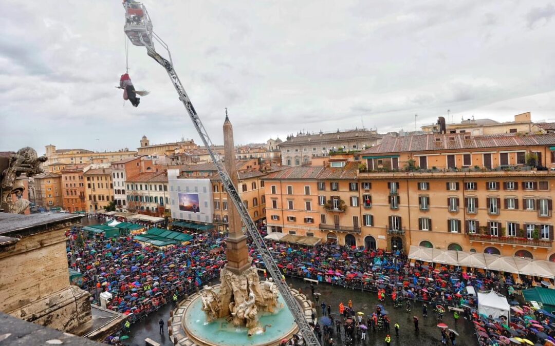 A Piazza Navona la Befana arriva dal cielo