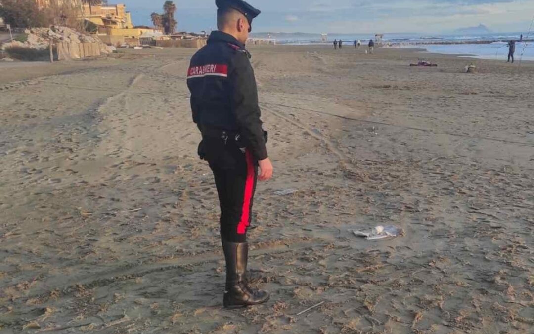 Ordigno inesploso in spiaggia, intervengono gli artificieri