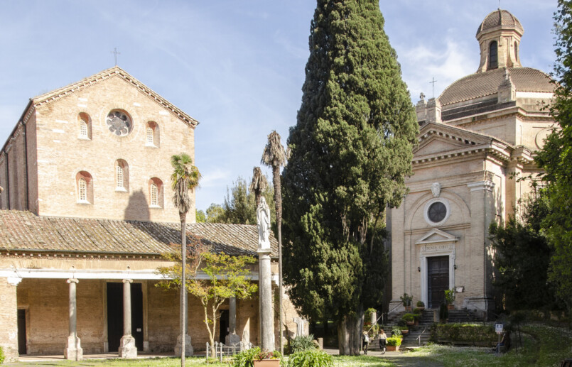 Suora trova cadavere di un uomo davanti all’abbazia