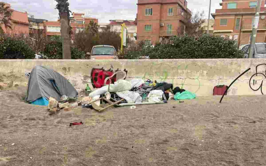 Ostia, degrado e accampamenti abusivi lungo la spiaggia libera l’ex Faber Beach