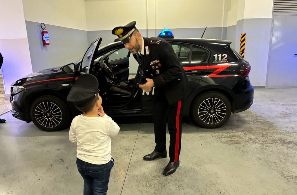 Come regalo di compleanno trascorre una mattinata con i Carabinieri