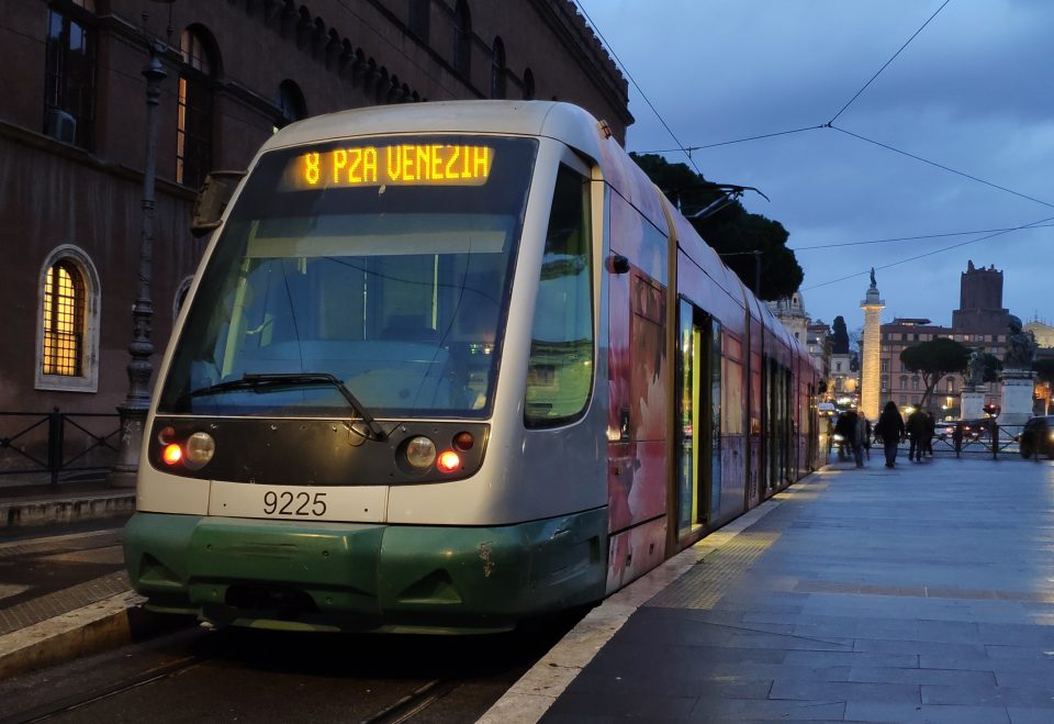 Il tram 8 rimane fermo per cinque settimane, il tempo di cambiare i binari. L’alternativa sarà su gomma