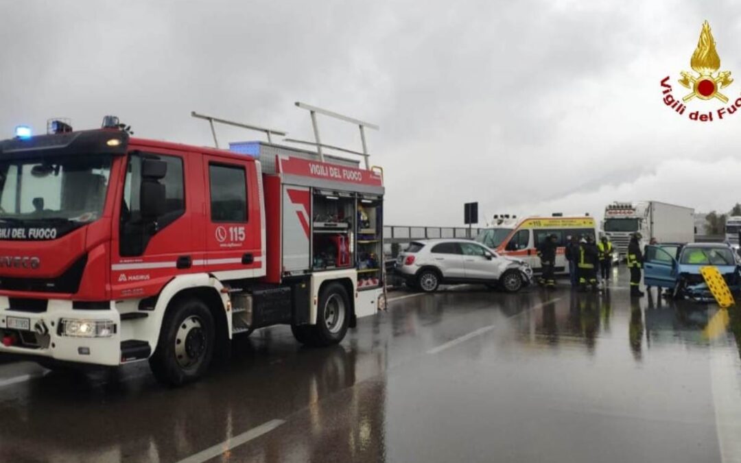 Incidente a catena sull’Appia, due feriti gravi estratti dalle lamiere