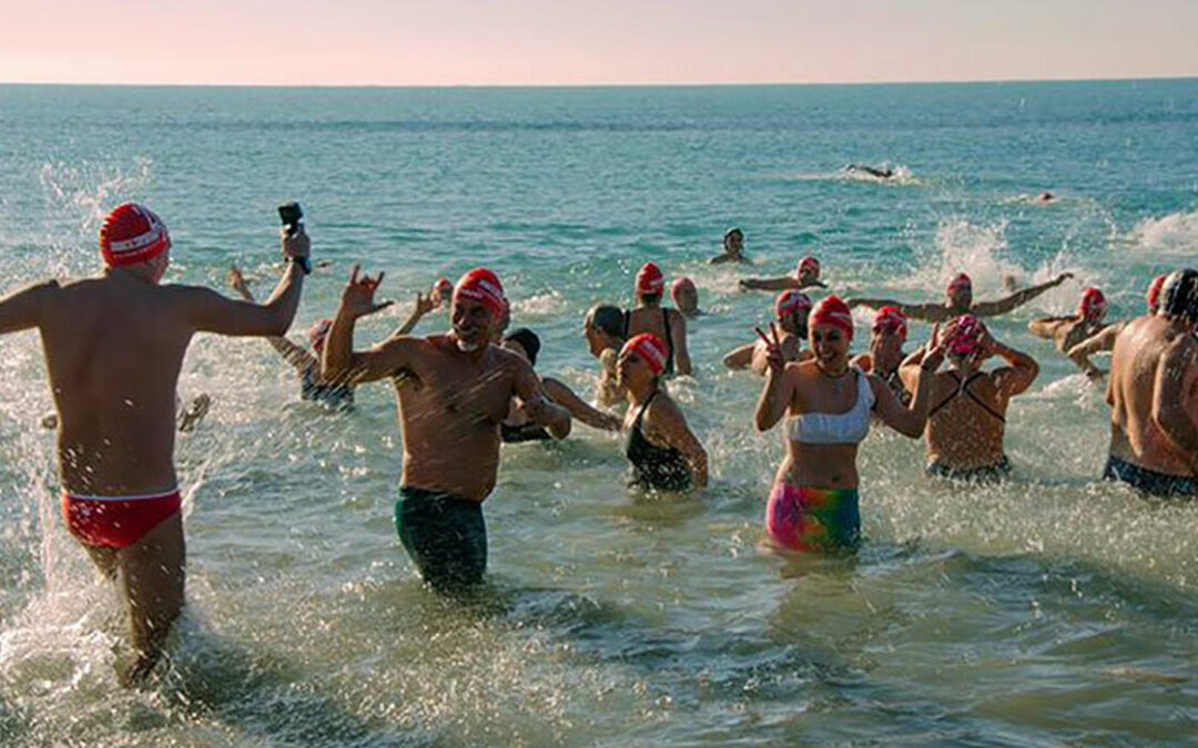 Bagno di Capodanno a Ostia, oltre duecento persone hanno rispettato la tradizione