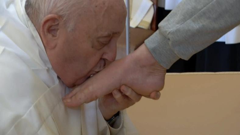 Giovedì Santo. Il Papa a Rebibbia lava e bacia i piedi a 12 detenute