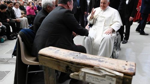 Donato al Papa un inginocchiatoio fatto col legno del barcone di Cutro