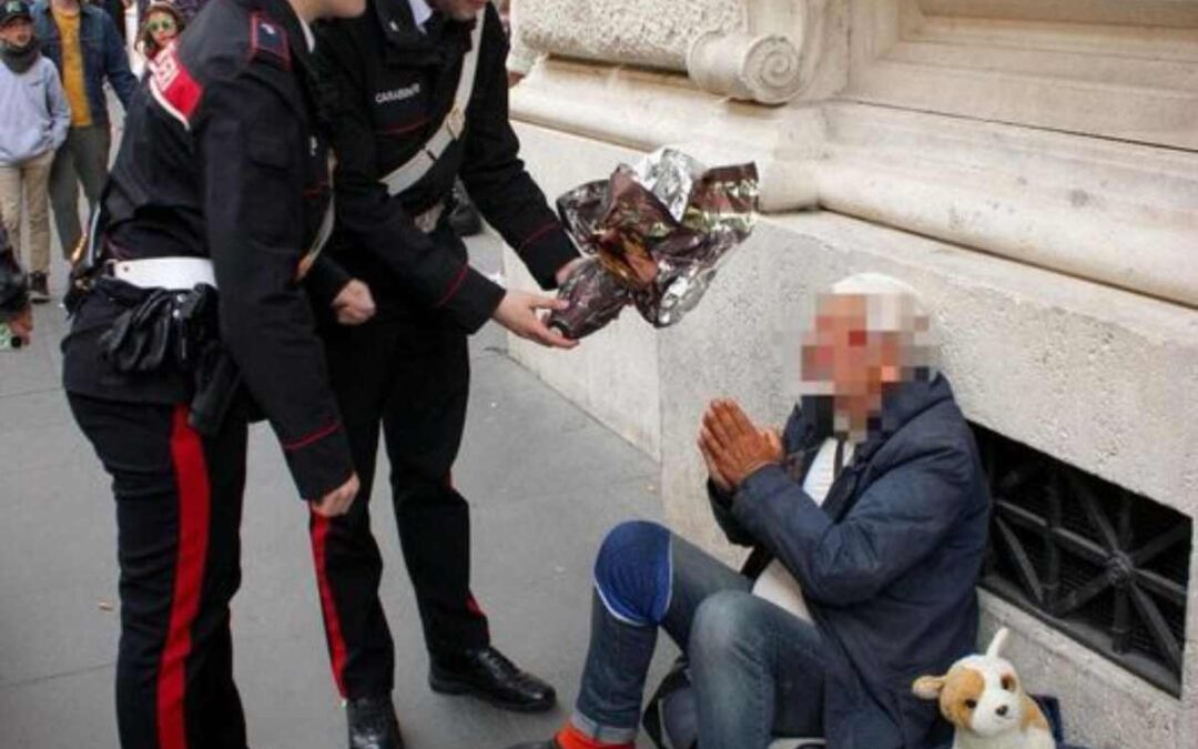 I Carabinieri donano uova di Pasqua ai senzatetto