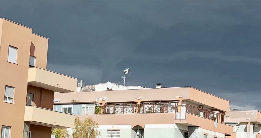 Una tromba d’aria si è abbattuta su Ostia, danneggiate le cabine sul lungomare