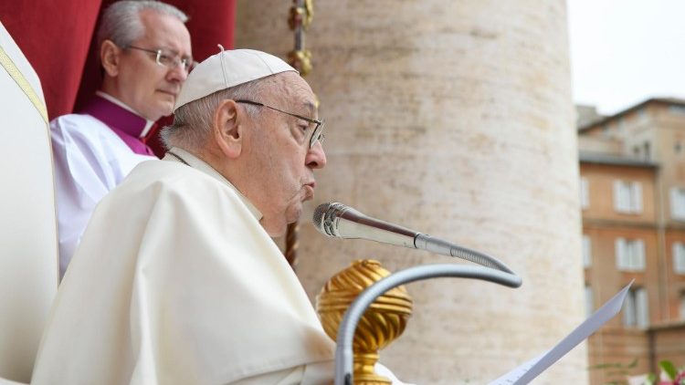 Il Papa, il messaggio “Urbi et Orbi” a Piazza San Pietro davanti a sessantamila fedeli