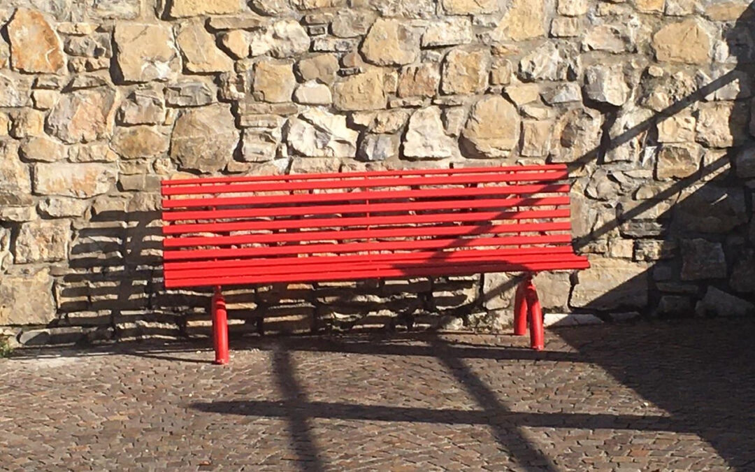 Una panchina rossa a Civitavecchia per ricordare le donne vittime di violenza