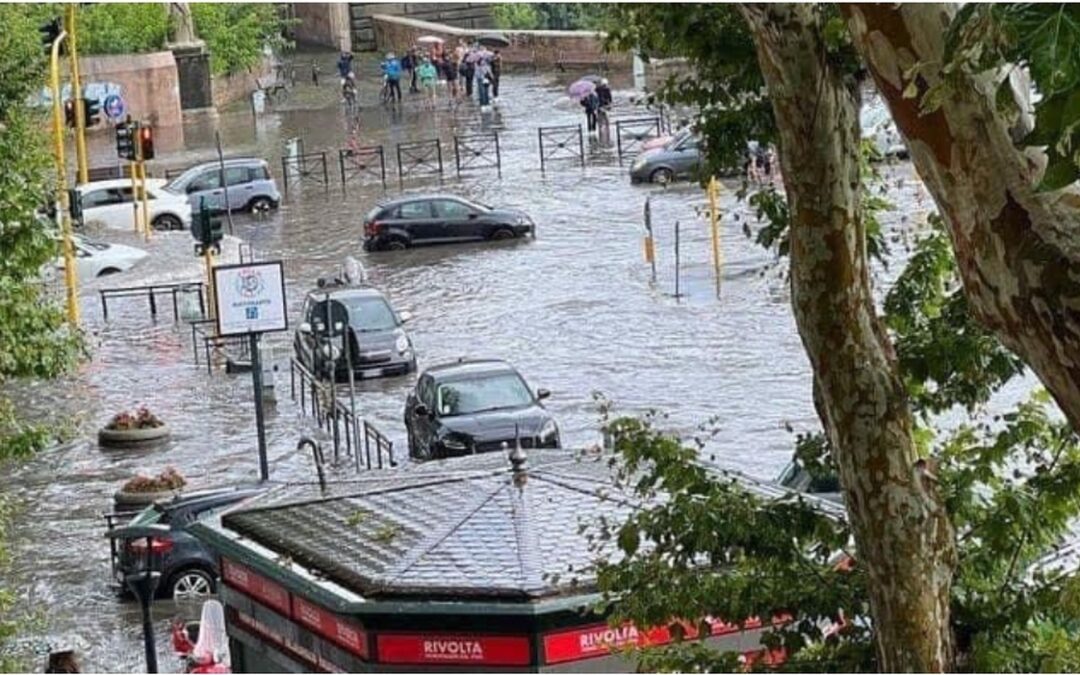 Bomba d’acqua su Roma, strade allagate e disagi per il traffico. Tromba marina a Ostia