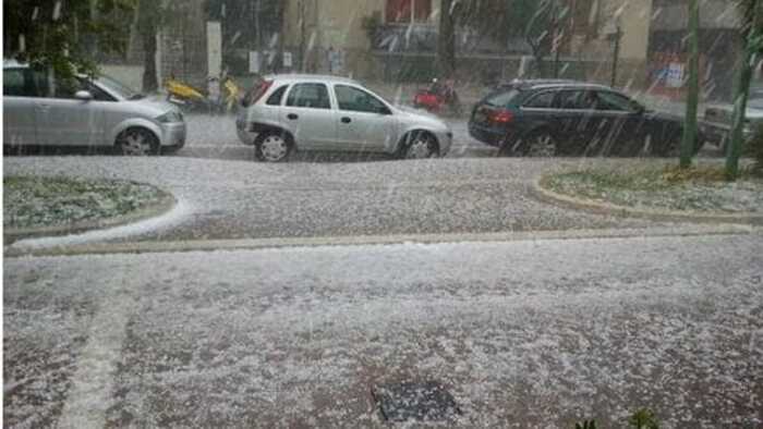 Forte grandinata a Roma, qualche disagio per la viabilità. Previste nuove precipitazioni