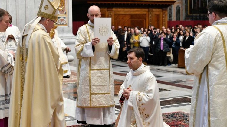 Il nunzio Vincenzo Turturro ordinato vescovo. Il cardinale Parolin: “Don Tonino Bello veglia su di te”