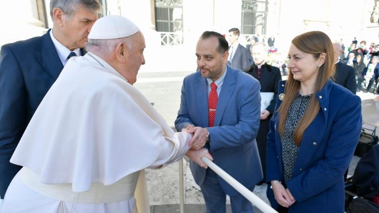 Arturo e Monika, redattori dell’Osservatore Romano, annunciano al Papa il loro matrimonio