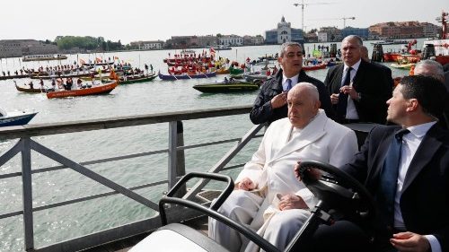 Papa Francesco è rientrato in Vaticano dopo la visita a Venezia