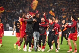 Roma, i giocatori festeggiano in campo la vittoria sul Milan con Evan N’Dicka