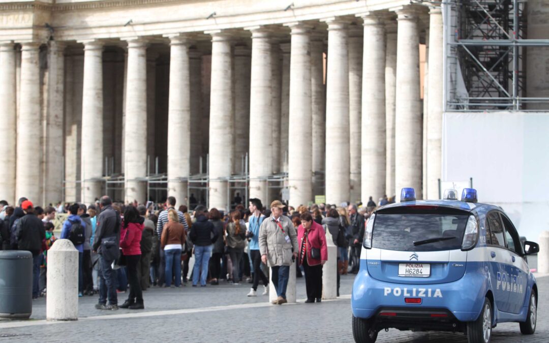 Vaticano, raddoppia la sicurezza: lunghe file per entrare a San Pietro