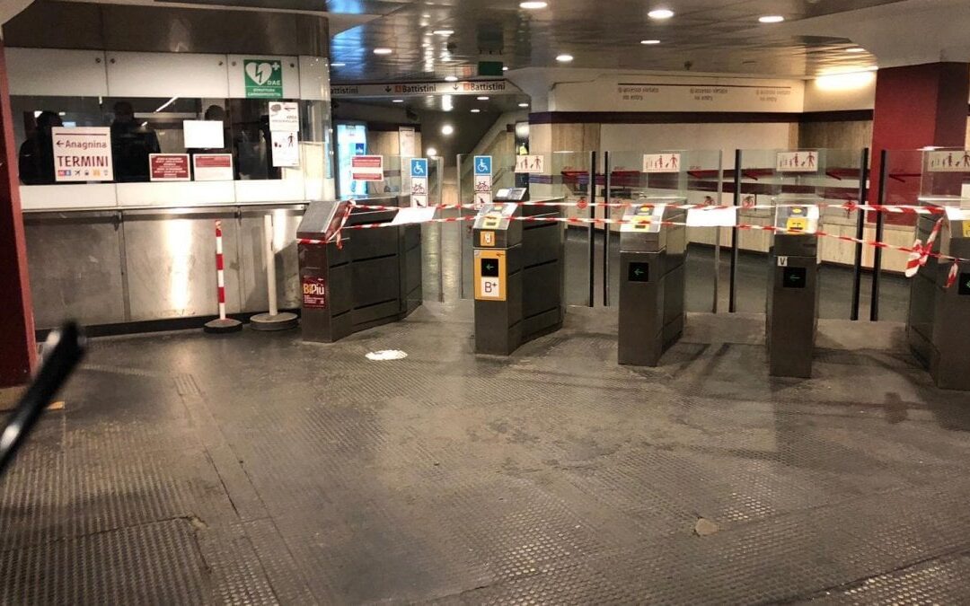 Metro A, salta il servizio fra Termini e Battistini. Pendolari lasciati a piedi