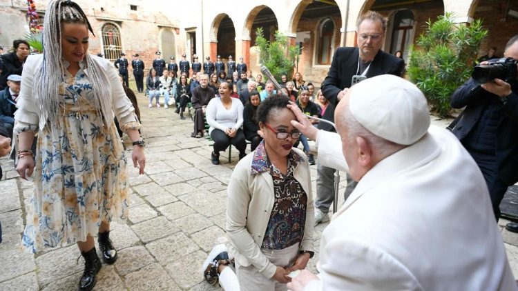 Il Papa a Venezia, alla Giudecca incontra le detenute: “Anch’io ho errori di cui farmi perdonare”