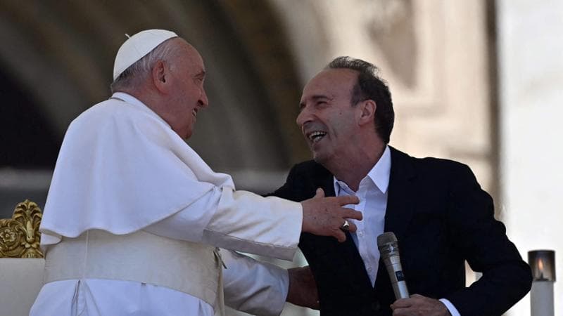 Giornata mondiale dei Bambini, il bacio di Roberto Benigni a Papa Francesco