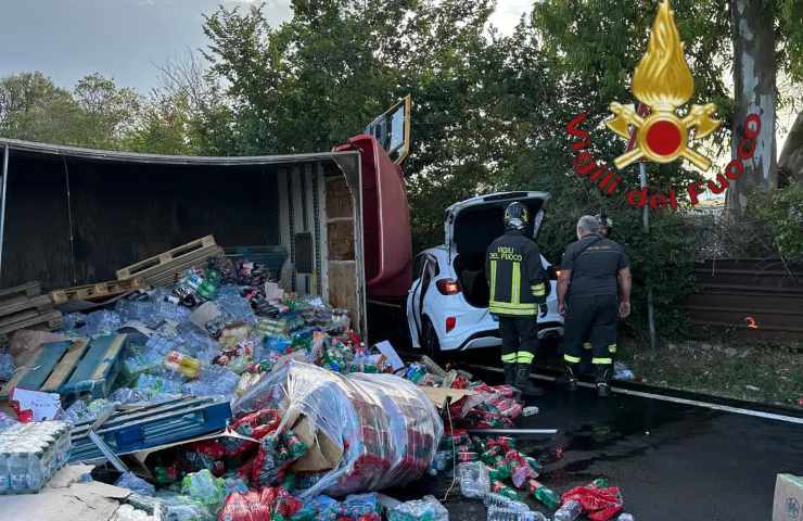 Camion si ribalta sulla Laurentina, sul posto l’elisoccorso. Strada chiusa e traffico deviato