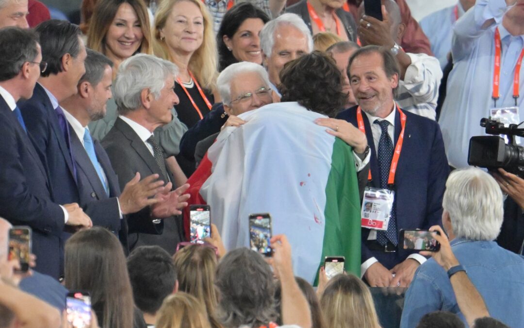 Tamberi dopo aver vinto l’oro europeo sale in tribuna e abbraccia Mattarella | FOTO