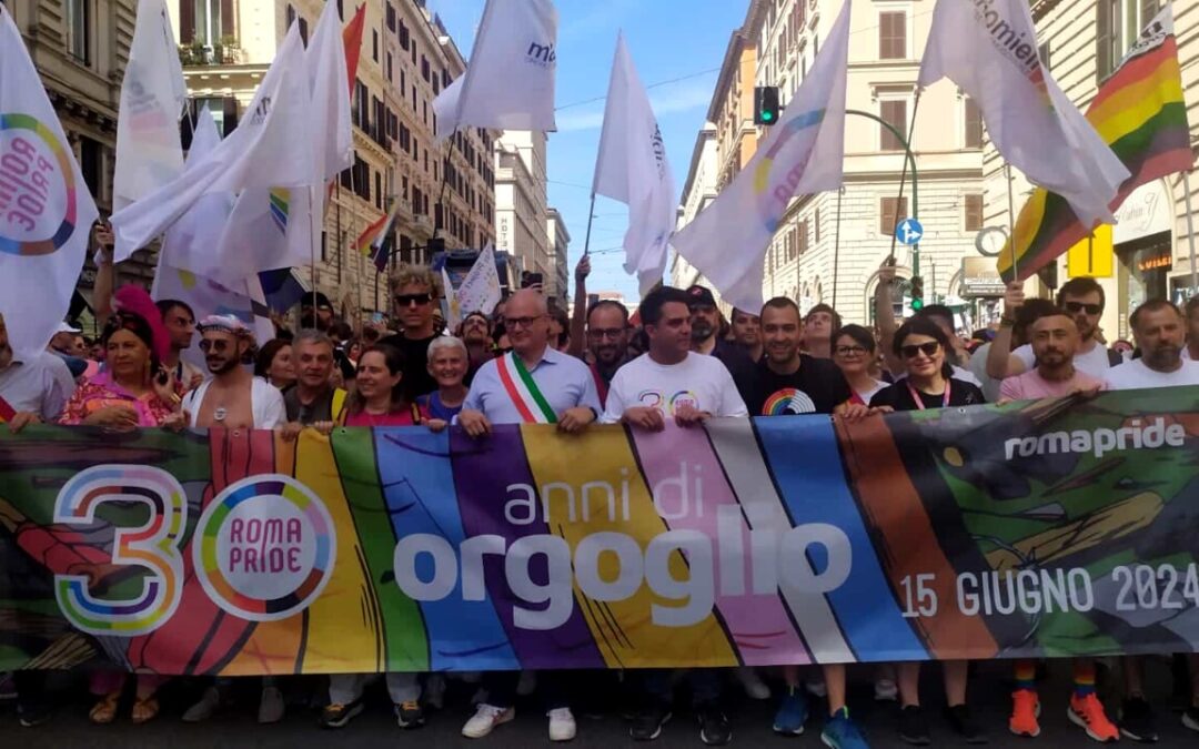 Il corteo del Pride colora Roma. Un milione di persone e 40 carri, hanno sfilato fino al Colosseo
