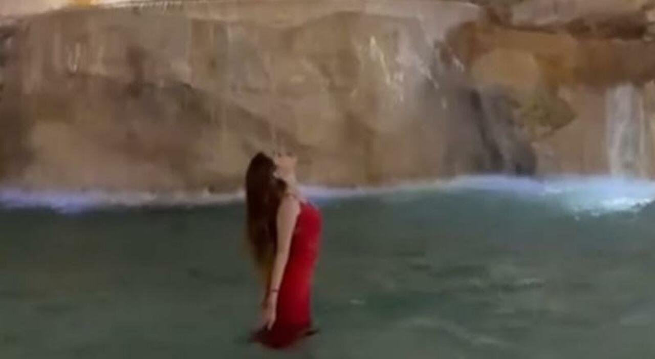 Posta video mentre è immersa nella Fontana di Trevi, multa da 450 euro e  insulti sui social - RomaLife24