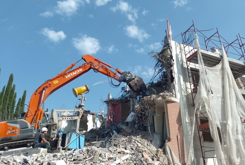 Fiano Romano, lotta all’abusivismo edilizio: demolito il “palazzone” in via Venezia