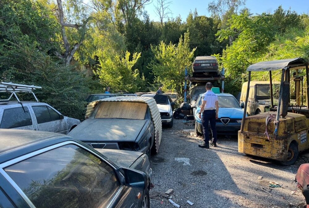 Monterotondo, scoperta discarica abusiva di carcasse di auto e rottami: area sequestrata