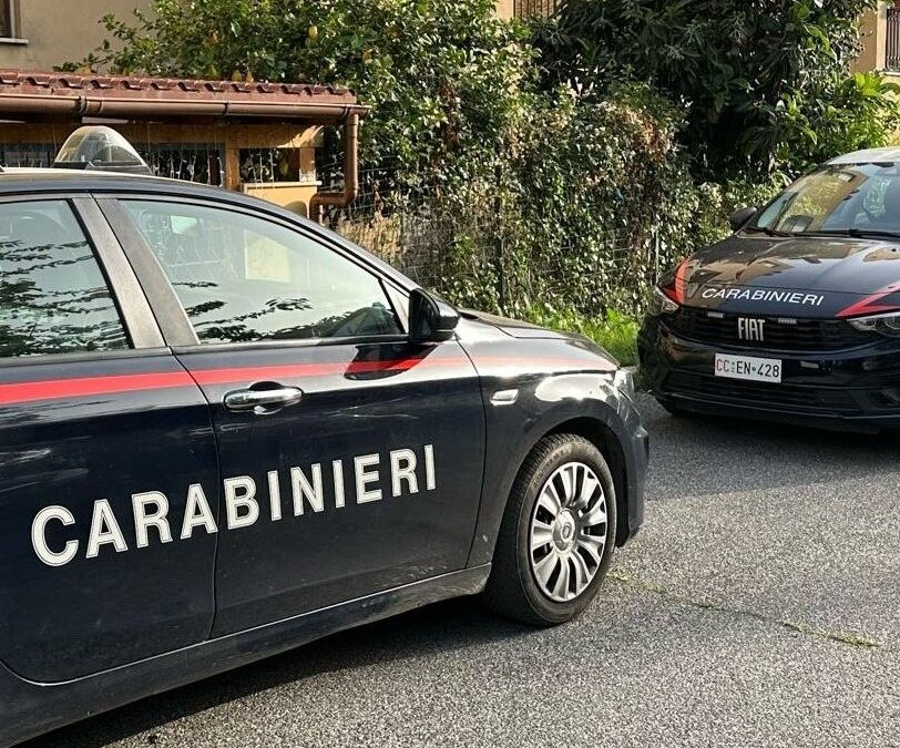 Estorce soldi ai genitori per acquistare la droga con maltrattamenti e minacce: arrestato 24enne