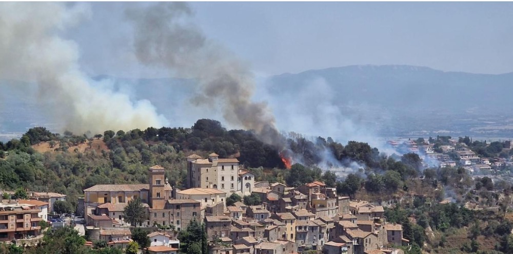 Castelnuovo di Porto, dopo tre giorni domato l’incendio che ha incenerito le colline circostanti