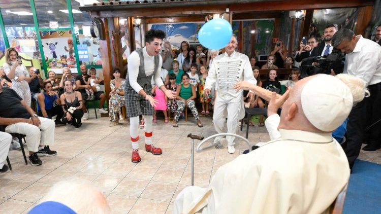 Visita di Papa Francesco a Ostia tra giostrai e circensi: “Grazie perché fate sorridere la gente”