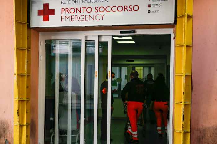 Dopo averla picchiata manda la moglie incinta di 5 mesi da sola in ospedale. Arrestato 37enne