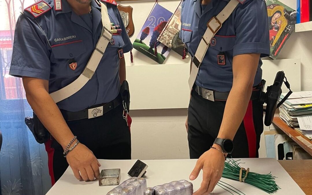 Droga nascosta nel frigorifero e nella credenza della cucina, arrestato 36enne