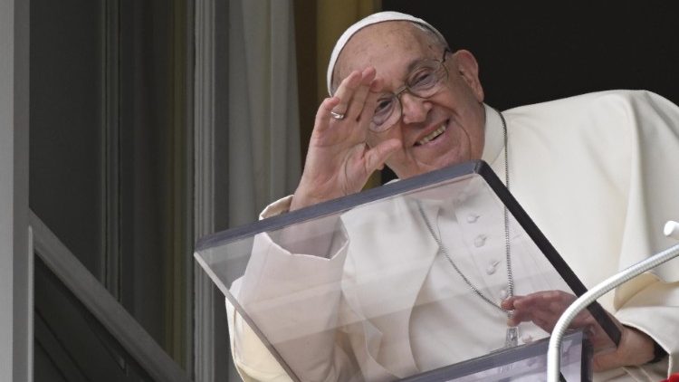 Papa Francesco all’Angelus: “Il segreto per essere grandi è mettersi al servizio di tutti”