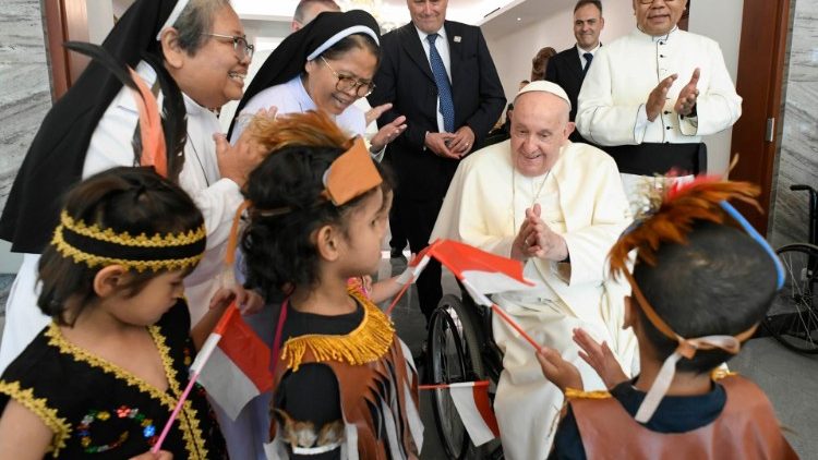 Il viaggio di Papa Francesco si apre a Jakarta con l’abbraccio a orfani, poveri e rifugiati