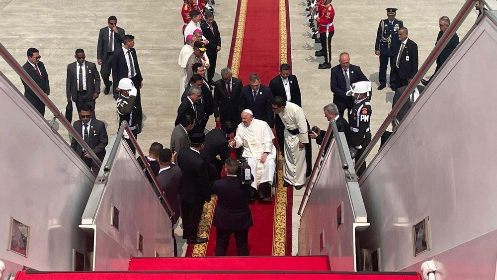 Papa Francesco saluta l’Indonesia, ora è in volo verso la Papua Nuova Guinea