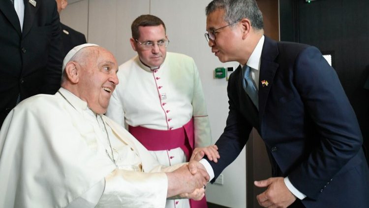 Papa Francesco è arrivato a Singapore, l’ultima tappa del viaggio apostolico in Asia