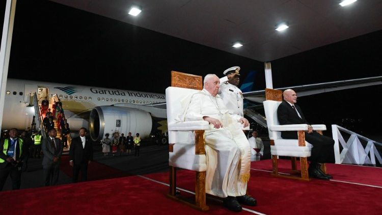 Papa Francesco è arrivato in Papua Nuova Guinea, in centinaia per dargli il benvenuto