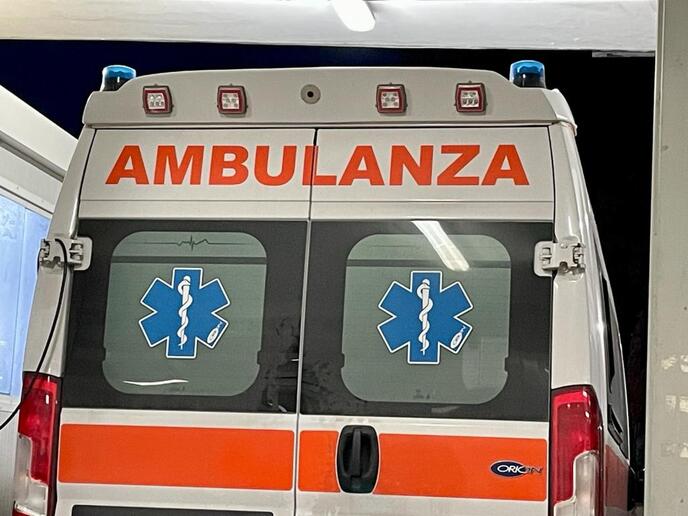 Incidente mortale a Guidonia, scooter si scontra con un minibus, morto 33enne